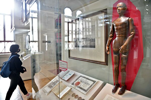 Редкое шелковое платье и меч викинга показывают в Историческом музее