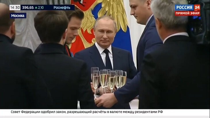 Наши олимпийцы в Кремле: к Путину попали только чемпионы (им советовали не брать телефоны), Валиевой налили лимонад вместо шампанского