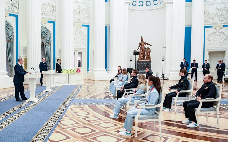 Наши олимпийцы в Кремле: к Путину попали только чемпионы (им советовали не брать телефоны), Валиевой налили лимонад вместо шампанского