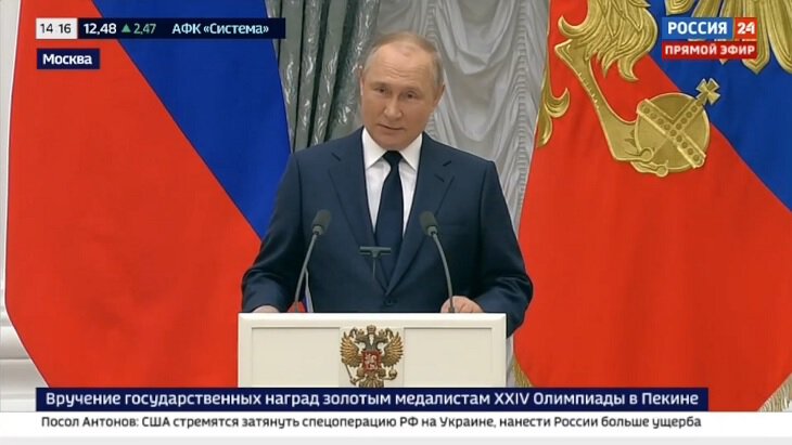 Наши олимпийцы в Кремле: к Путину попали только чемпионы (им советовали не брать телефоны), Валиевой налили лимонад вместо шампанского