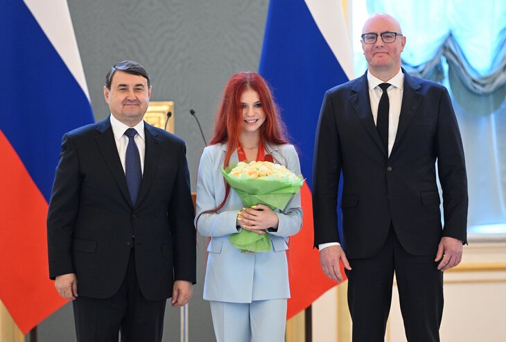 Наши олимпийцы в Кремле: к Путину попали только чемпионы (им советовали не брать телефоны), Валиевой налили лимонад вместо шампанского
