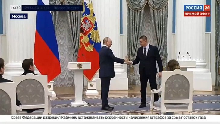 Наши олимпийцы в Кремле: к Путину попали только чемпионы (им советовали не брать телефоны), Валиевой налили лимонад вместо шампанского