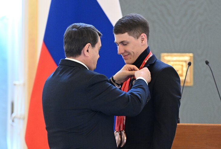 Наши олимпийцы в Кремле: к Путину попали только чемпионы (им советовали не брать телефоны), Валиевой налили лимонад вместо шампанского