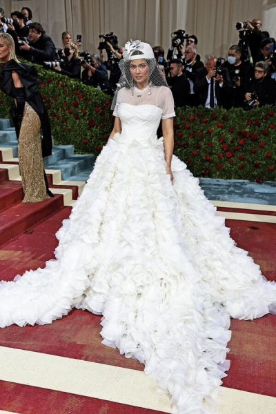 Платье Монро, гусеница и Дракула: как прошел бал Института костюма Met Gala