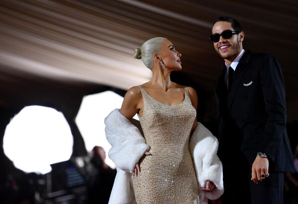 Платье Монро, гусеница и Дракула: как прошел бал Института костюма Met Gala