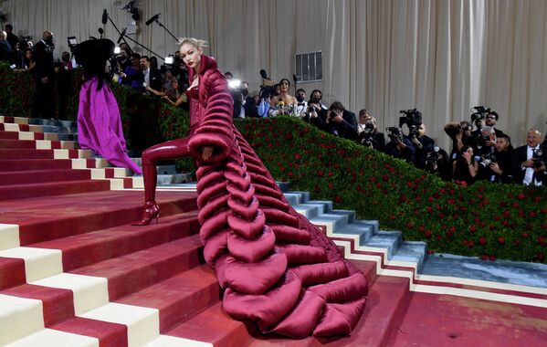 Платье Монро, гусеница и Дракула: как прошел бал Института костюма Met Gala