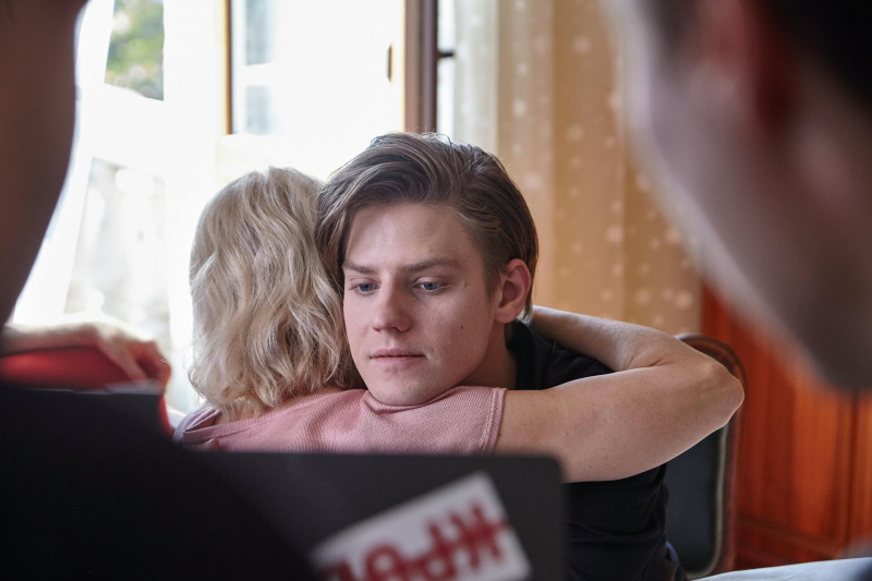 Песчаная буря в Москве: Табаков и параллельные миры в новом сериале