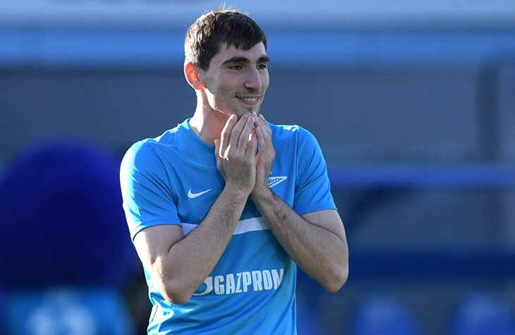 «Зенит» без Дзюбы: Семак пробует 3-4-3 и 4-3-3, а Бакаев уже создает моменты