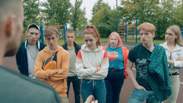 Не стыдно: почему взрослые смотрят сериалы про подростков