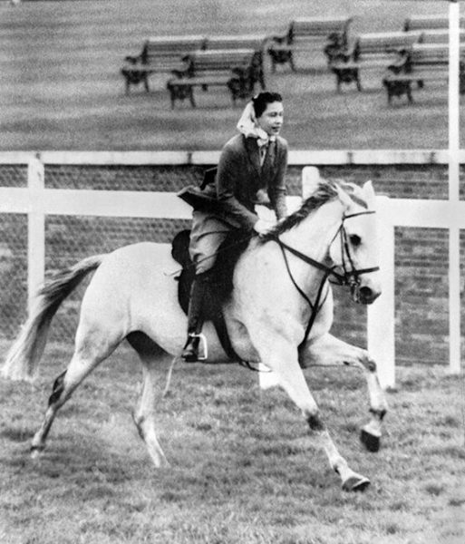Елизавета II и спорт: награждала Англию на ЧМ-1966, принимала &laquo;Арсенал&raquo;, вбрасывала шайбу в НХЛ, вручала салатницы на &laquo;Уимблдоне&raquo;