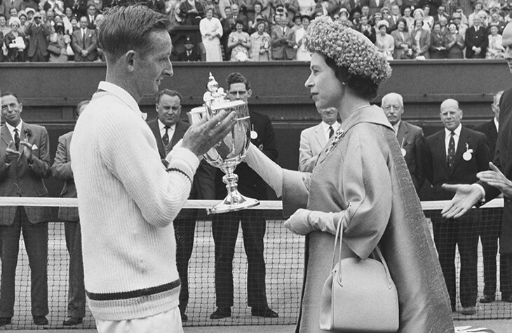 Елизавета II и спорт: награждала Англию на ЧМ-1966, принимала &laquo;Арсенал&raquo;, вбрасывала шайбу в НХЛ, вручала салатницы на &laquo;Уимблдоне&raquo;