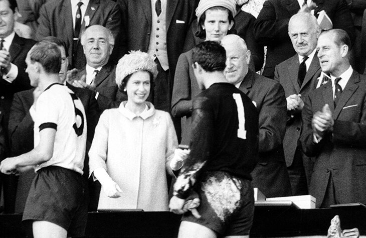 Елизавета II и спорт: награждала Англию на ЧМ-1966, принимала &laquo;Арсенал&raquo;, вбрасывала шайбу в НХЛ, вручала салатницы на &laquo;Уимблдоне&raquo;