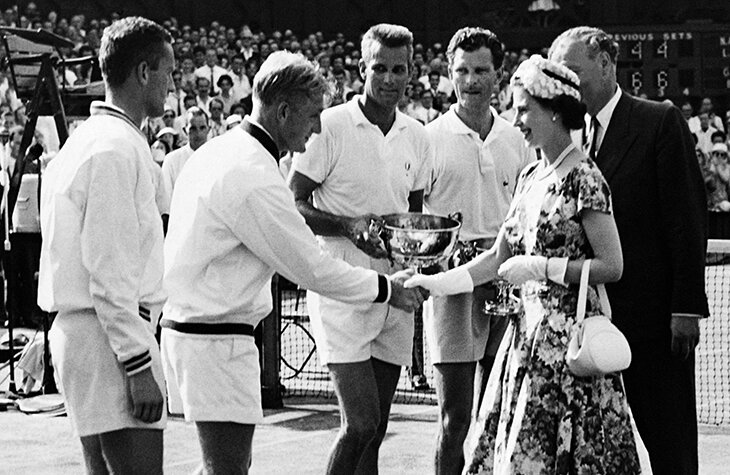 Елизавета II и спорт: награждала Англию на ЧМ-1966, принимала &laquo;Арсенал&raquo;, вбрасывала шайбу в НХЛ, вручала салатницы на &laquo;Уимблдоне&raquo;