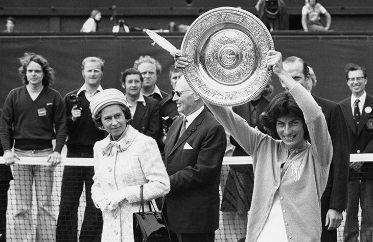 Елизавета II и спорт: награждала Англию на ЧМ-1966, принимала &laquo;Арсенал&raquo;, вбрасывала шайбу в НХЛ, вручала салатницы на &laquo;Уимблдоне&raquo;