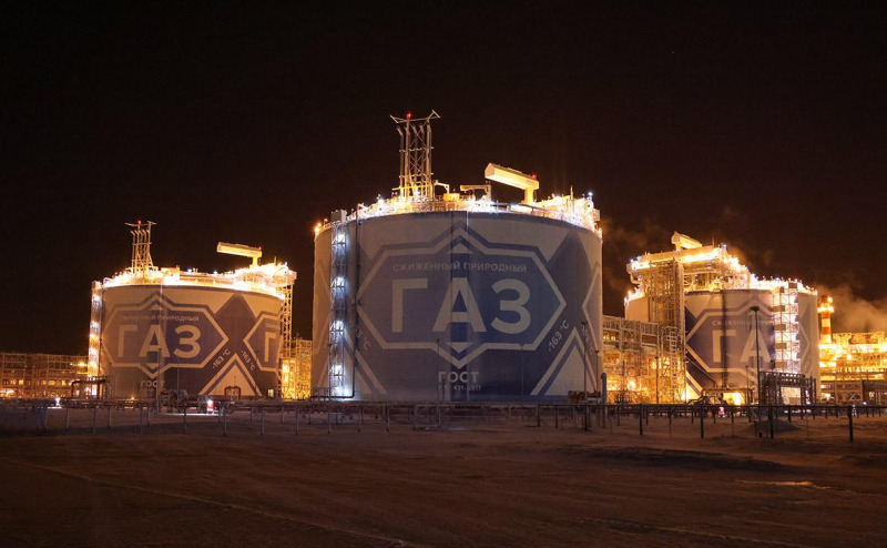 
                    Bloomberg узнал о росте на 30% поставок нефти из России по морю

                