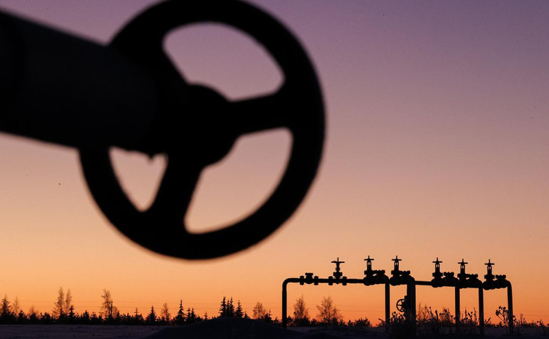 
                    Bloomberg узнал о росте на 30% поставок нефти из России по морю

                