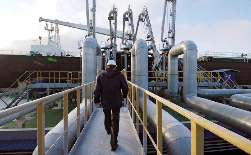 
                    Эксперты назвали объем ежедневных потерь России от потолка цен на нефть

                