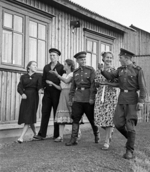 Женщина земная, верная, надежная: как война повлияла на моду в СССР