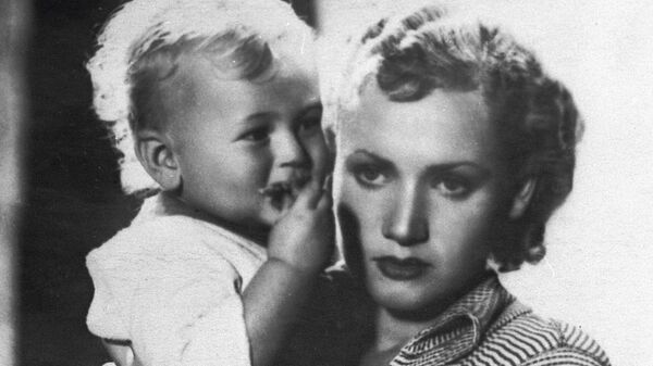 Женщина земная, верная, надежная: как война повлияла на моду в СССР