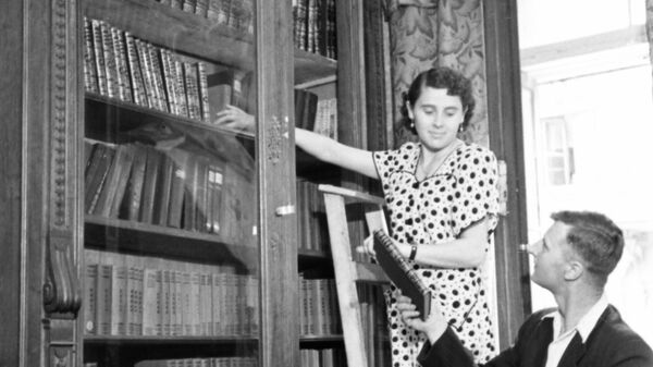 Женщина земная, верная, надежная: как война повлияла на моду в СССР