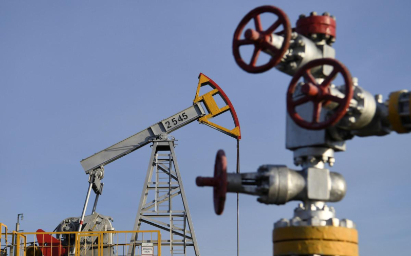 
                    Bloomberg узнал о нежелании Евросоюза и G7 снижать потолок цен на нефть

                