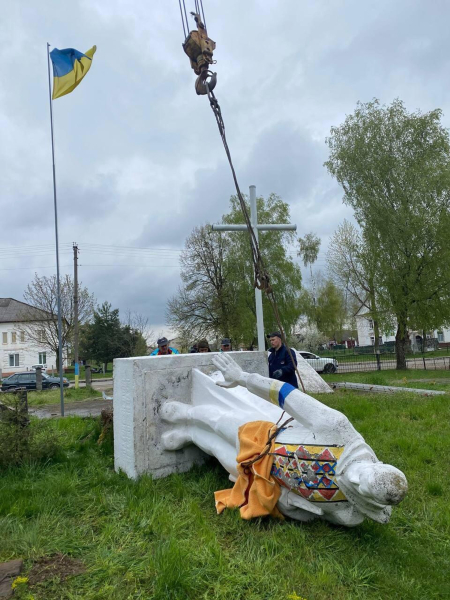 На западе Украины снесли два памятника, связанных с советской историей