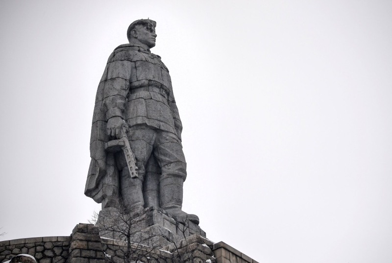 Стирают память: как рушат мемориалы советским героям в Европе