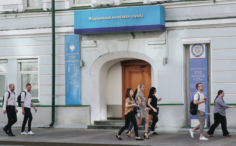 Власти обсудили, как сократить число получающих зарплату «в конверте»