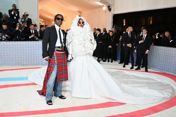 Косплей Лагерфельда и его кошки: как прошел бал Института костюма Met Gala
