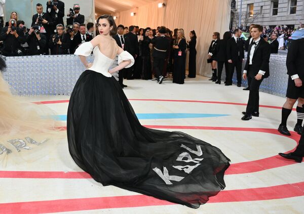 Косплей Лагерфельда и его кошки: как прошел бал Института костюма Met Gala