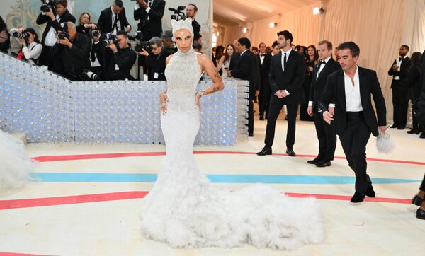 Косплей Лагерфельда и его кошки: как прошел бал Института костюма Met Gala