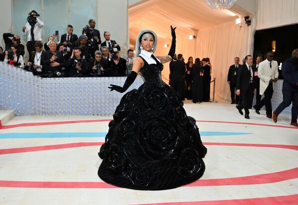 Косплей Лагерфельда и его кошки: как прошел бал Института костюма Met Gala