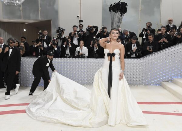 Косплей Лагерфельда и его кошки: как прошел бал Института костюма Met Gala