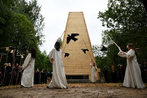 "Игра в предсказание": в "Никола-Ленивце" открылся фестиваль "Архстояние"