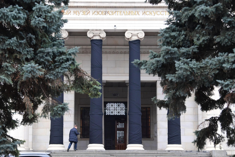 Колонны из Норвегии и английский дворик: как строили античный храм в Москве