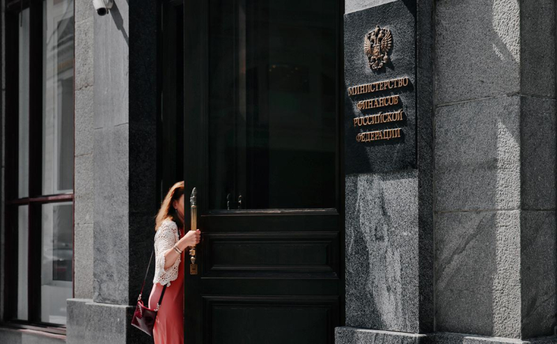 
                    Минфин объявил о переходе к покупкам валюты впервые с начала года

                