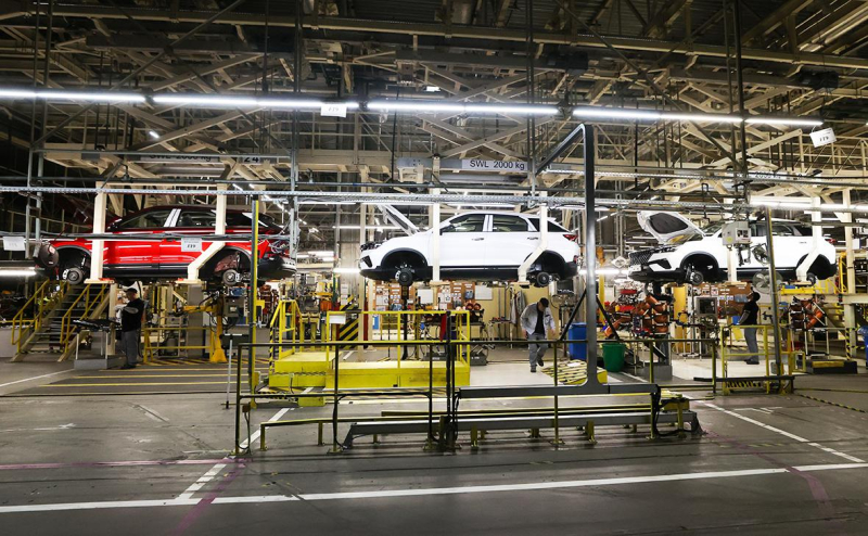 
                    Число люксовых автомобилей в России выросло, несмотря на санкции

                