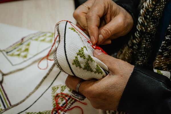 С национальным акцентом: как ковер превратить в модную одежду