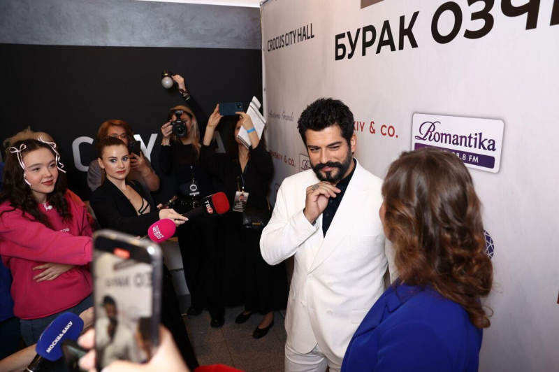 Турецкий актер Бурак Озчивит: "Я слышал, что в России мужчины не плачут"