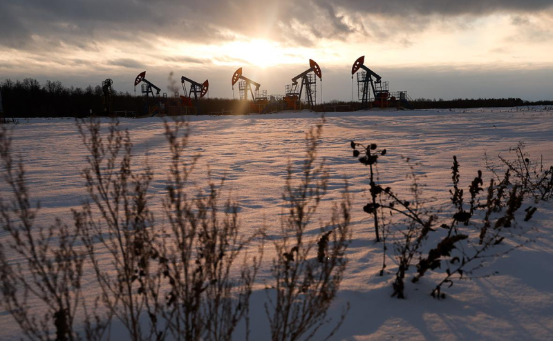 Новак анонсировал новое добровольное сокращение добычи нефти в России